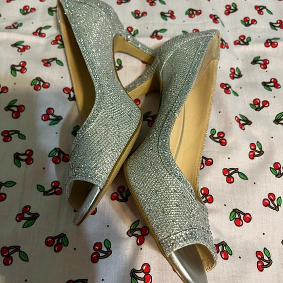 Alexa Marie rhinestone pumps. Size 8 medium. 3 inch heels. - Picture 5 of 5